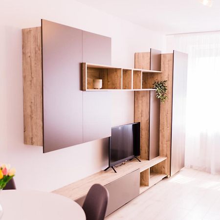 Riverside White Apartment Сату-Маре Экстерьер фото